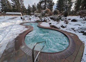 Outdoor pool, a heated pool - 3-bedroom condo in delightful Bend just 18 min to Mt Bachelor! (Bend)