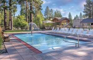 Utomhuspool och uppvärmd pool