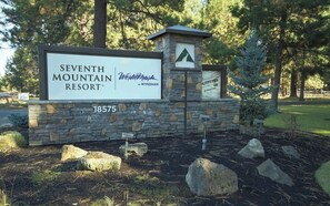 Property grounds - 3-bedroom condo in delightful Bend just 18 min to Mt Bachelor! (Bend)
