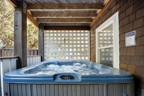 Outdoor spa tub - Kookoolamonga! : Private Heated Pool | Hot Tub | Rec Room (Nags Head)