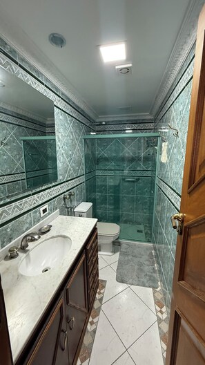 Shower, towels, toilet paper - Barra Bella Barra da Tijuca Apartment (RIO DE JANEIRO)