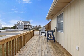 Property grounds - How Sweet the Sound: Community Pool | Outdoor Dart Board (Nags Head)
