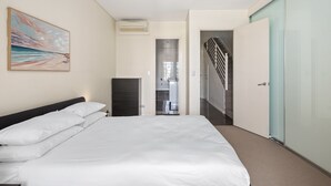 2 habitaciones, espacio para trabajar con laptop y ropa de cama 