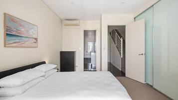 Apartment | 2 bedrooms, laptop workspace, bed sheets