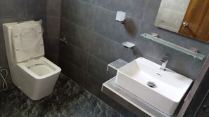 Shower, hair dryer, towels, soap - 100m away from dikwea beach,1km away from Hiriketiya beach,peaceful scenery (Dikwella)