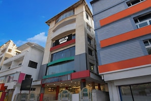 A hotel with a modern facade, balconies, and a prominent sign. - Hotel O Cooch Behar (Cooch Behar)