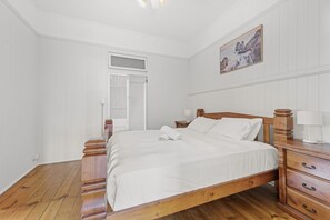 5 bedrooms, bed sheets - Relaxing Retreat With Outdoor Space in Fairfield (Brisbane)