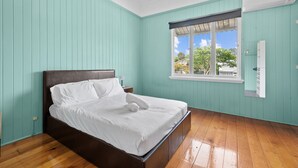 Apartment | 5 bedrooms, bed sheets - Relaxing Retreat With Outdoor Space in Fairfield (Brisbane)