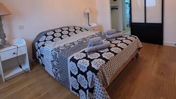 Een strijkplank/strijkijzer, internet, beddengoed