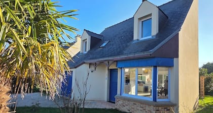 Family house with enclosed garden & south-facing terrace - 15min Beach & Port-Breton