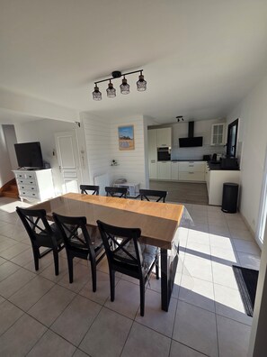 Dining - Family house with enclosed garden & south-facing terrace - 15min Beach & Port-Breton (Dinard)