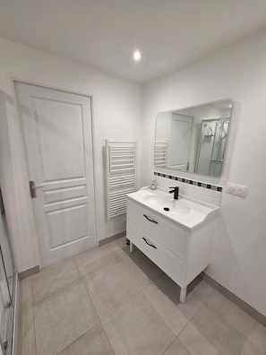 Shower, hair dryer, towels, soap - Family house with enclosed garden & south-facing terrace - 15min Beach & Port-Breton (Dinard)