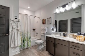 Hårføner, håndklær, såpe og toalettpapir