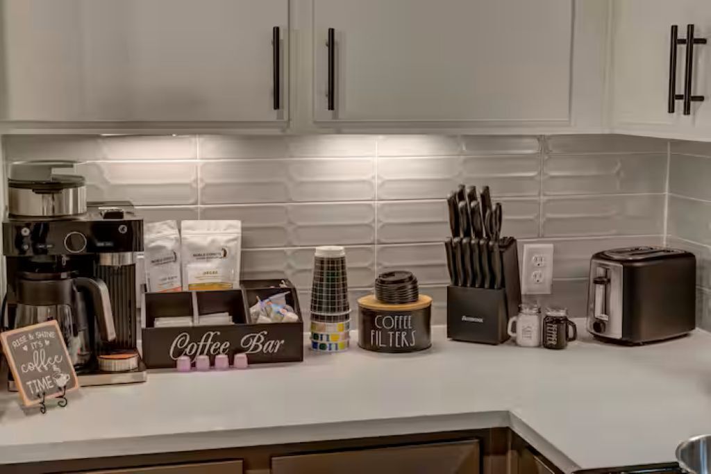 Coffee/tea maker, fridge, microwave, oven