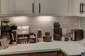 Coffee/tea maker, fridge, microwave, oven - Resort-Style suite near Universal (Frisco)