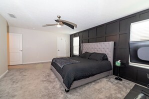 Tabla de planchar con plancha, wifi, ropa de cama