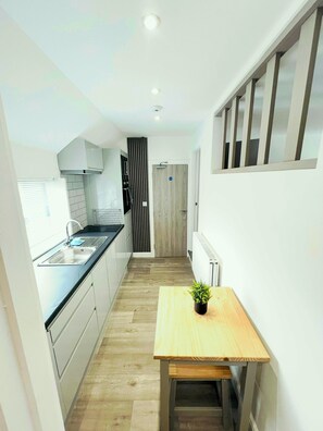 Private kitchen - Yastayzzz @Studio 4, Bransford Rd - Modern Studio with Parking! (Worcester)