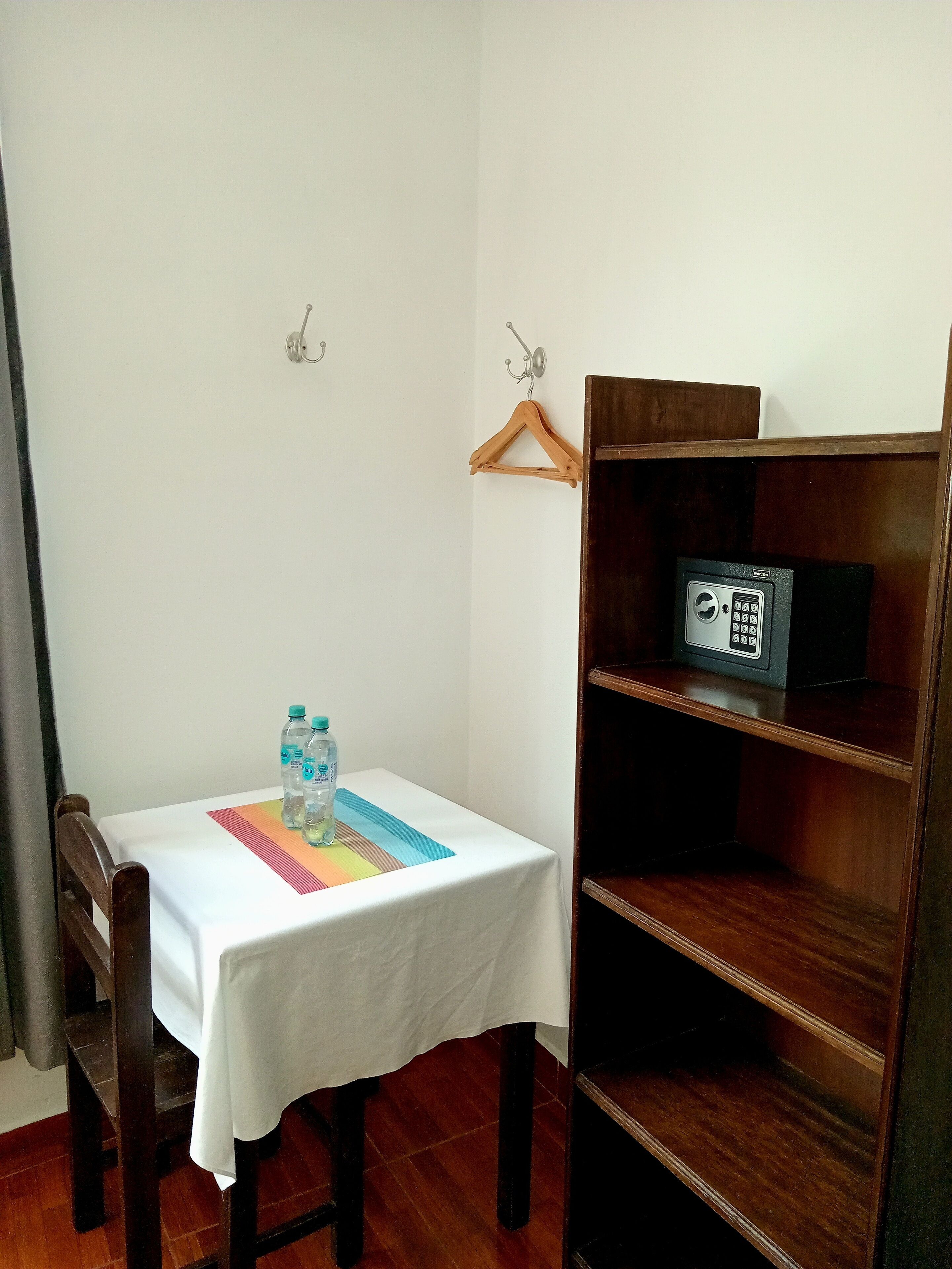 Cofres nos quartos, quartos à prova de som, Wi-Fi de cortesia