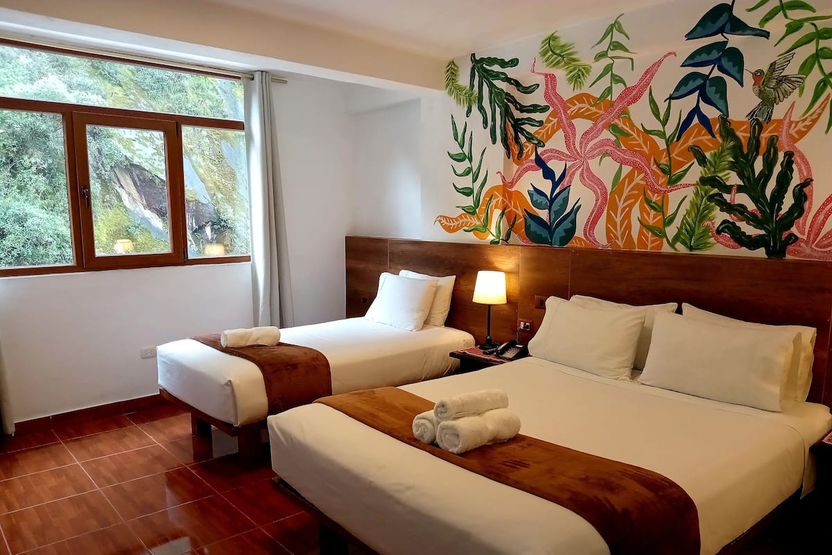 Habitación familiar, vistas a la montaña | Caja fuerte, sistema de insonorización, wifi gratis