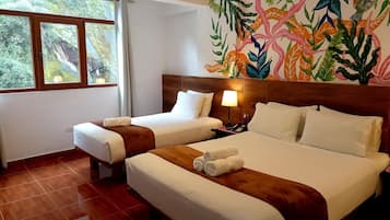 Familiekamer, uitzicht op bergen | Een kluis op de kamer, geluiddichte muren, gratis wifi