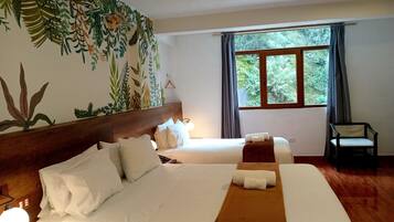 Familierom, fjellutsikt | Safe på rommet, lydisolert og wi-fi (inkludert)