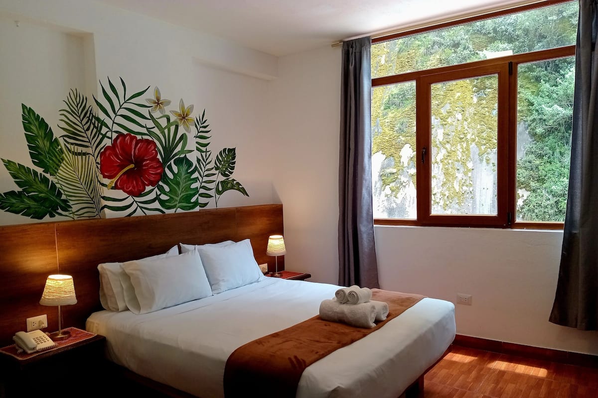 Quarto casal superior | Cofres nos quartos, quartos à prova de som, Wi-Fi de cortesia