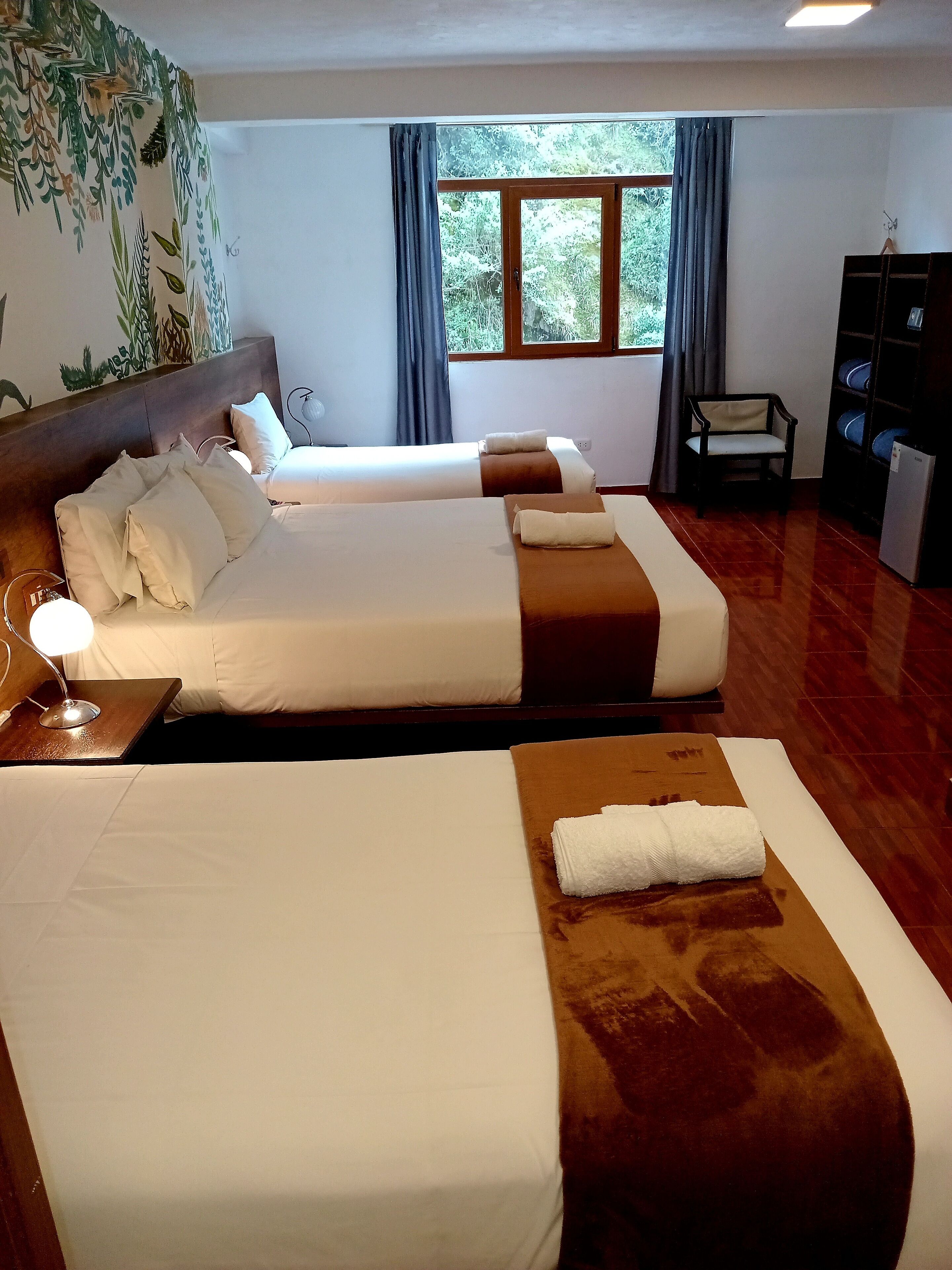 Quarto triplo superior | Cofres nos quartos, quartos à prova de som, Wi-Fi de cortesia