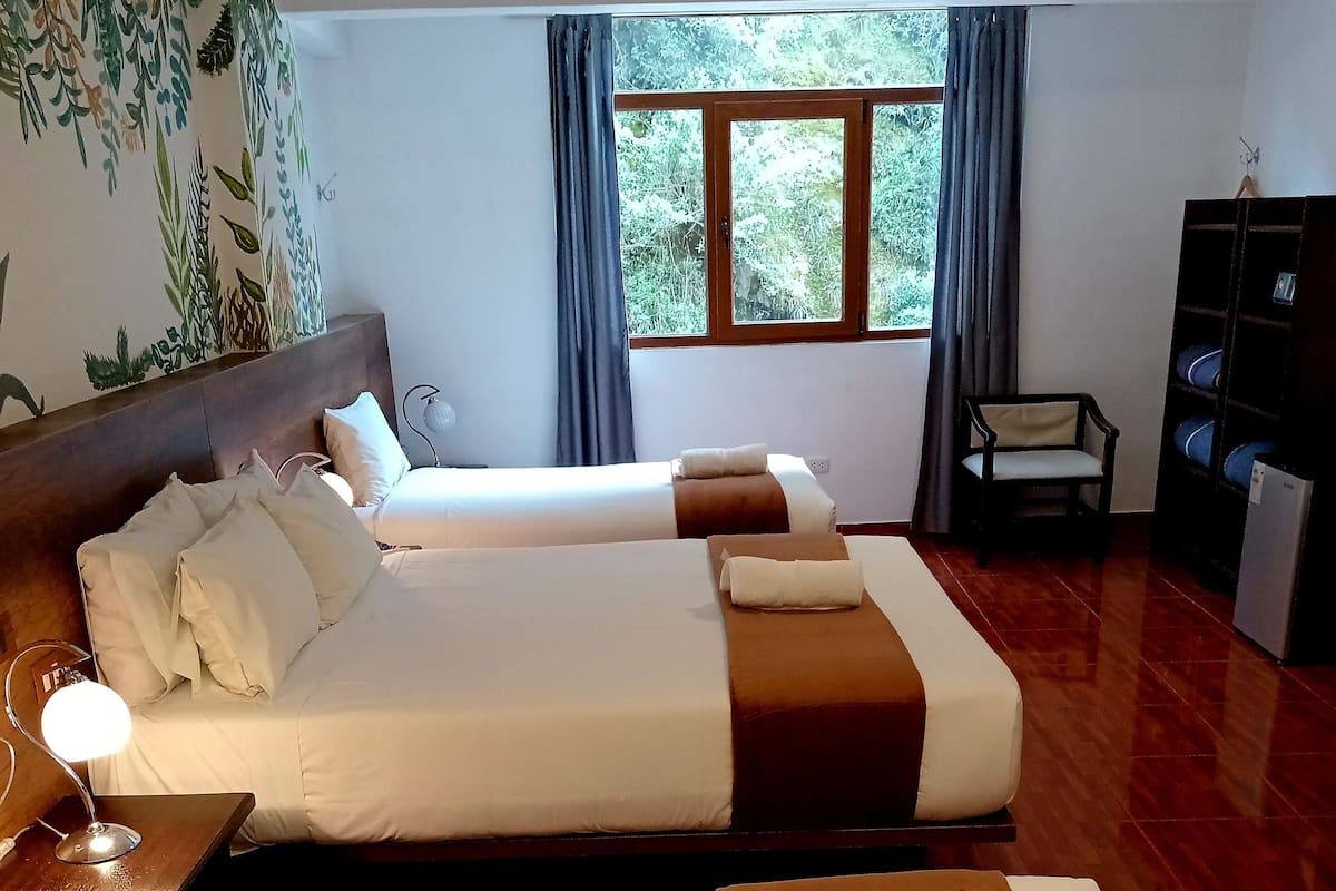 Quarto triplo superior | Cofres nos quartos, quartos à prova de som, Wi-Fi de cortesia