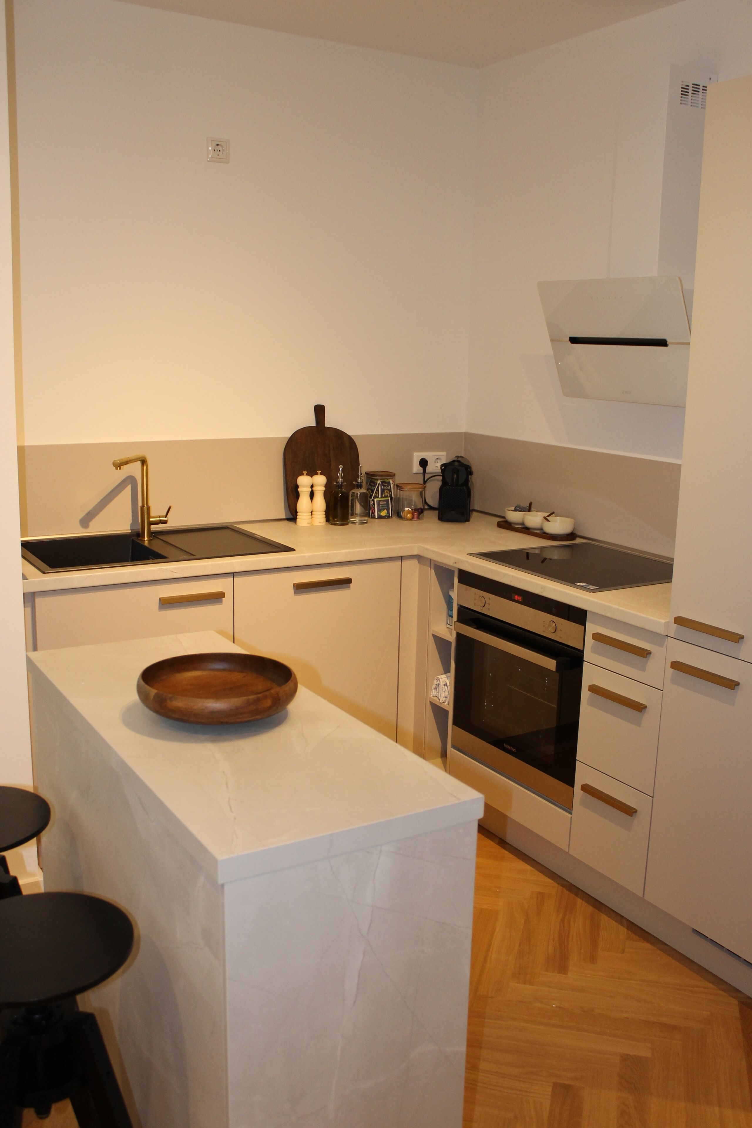 Kjøleskap, ovn, kokeplater og oppvaskmaskin