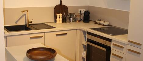 冷蔵庫、オーブン、コンロ、食器洗い機