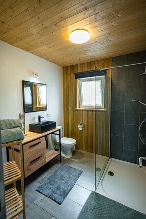 Apartment | Bathroom - Retreat With Jacuzzi Near the Dams (Froidchapelle)