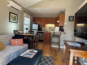 TV, stereo - Executive King Bungalow on Mount Sequoyah (Fayetteville)