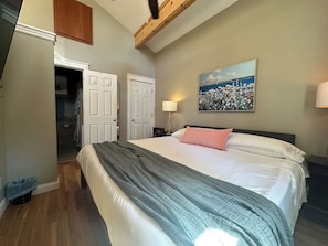 Bureau, fer et planche à repasser, lit parapluie, Wi-Fi