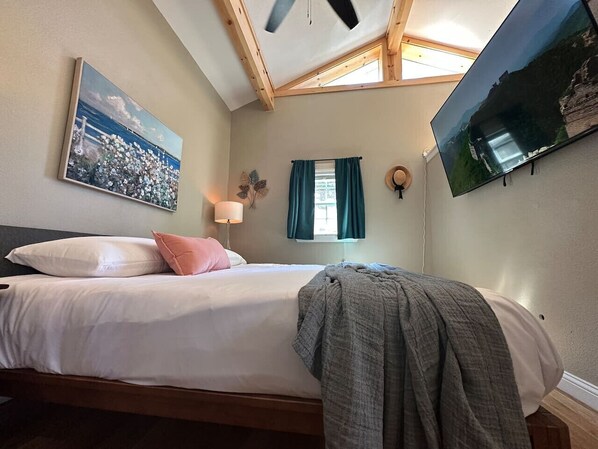 Desk, iron/ironing board, travel cot, WiFi - Executive King Bungalow on Mount Sequoyah (Fayetteville)