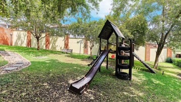 Apartamento, 2 quartos, para fumantes, sacada | Área infantil