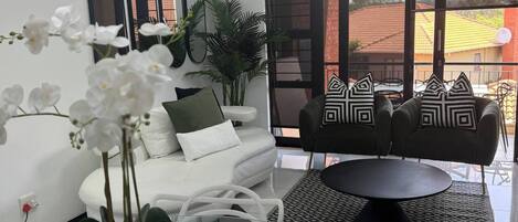 Apartment, 2 Bedrooms, Smoking, Balcony | Living room