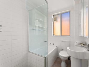 Bathroom - Beautifully Peaceful 2-bed Apartment (Sydney)