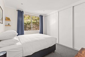 Apartment | 2 bedrooms, laptop workspace, iron/ironing board, bed sheets - Beautifully Peaceful 2-bed Apartment (Sydney)