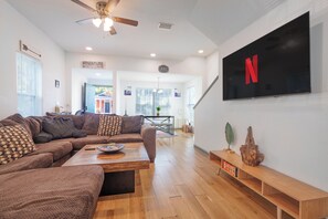 Living area - Stylish & Quiet 3BD Sleeps 8 / Near Stadium & DT (Jacksonville)