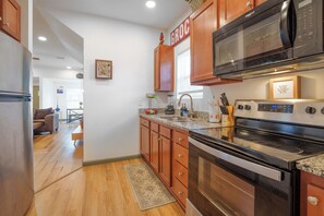 Private kitchen - Stylish & Quiet 3BD Sleeps 8 / Near Stadium & DT (Jacksonville)