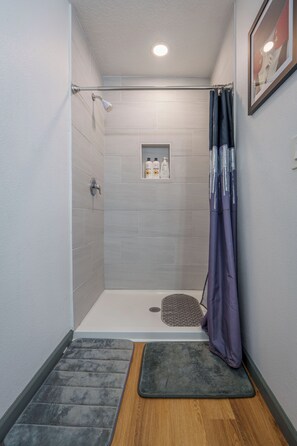 Shower, hair dryer, towels, soap - Stylish & Quiet 3BD Sleeps 8 / Near Stadium & DT (Jacksonville)