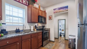 Private kitchen - Stylish & Quiet 3BD Sleeps 8 / Near Stadium & DT (Jacksonville)