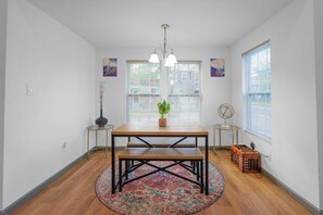 Dining - Stylish & Quiet 3BD Sleeps 8 / Near Stadium & DT (Jacksonville)