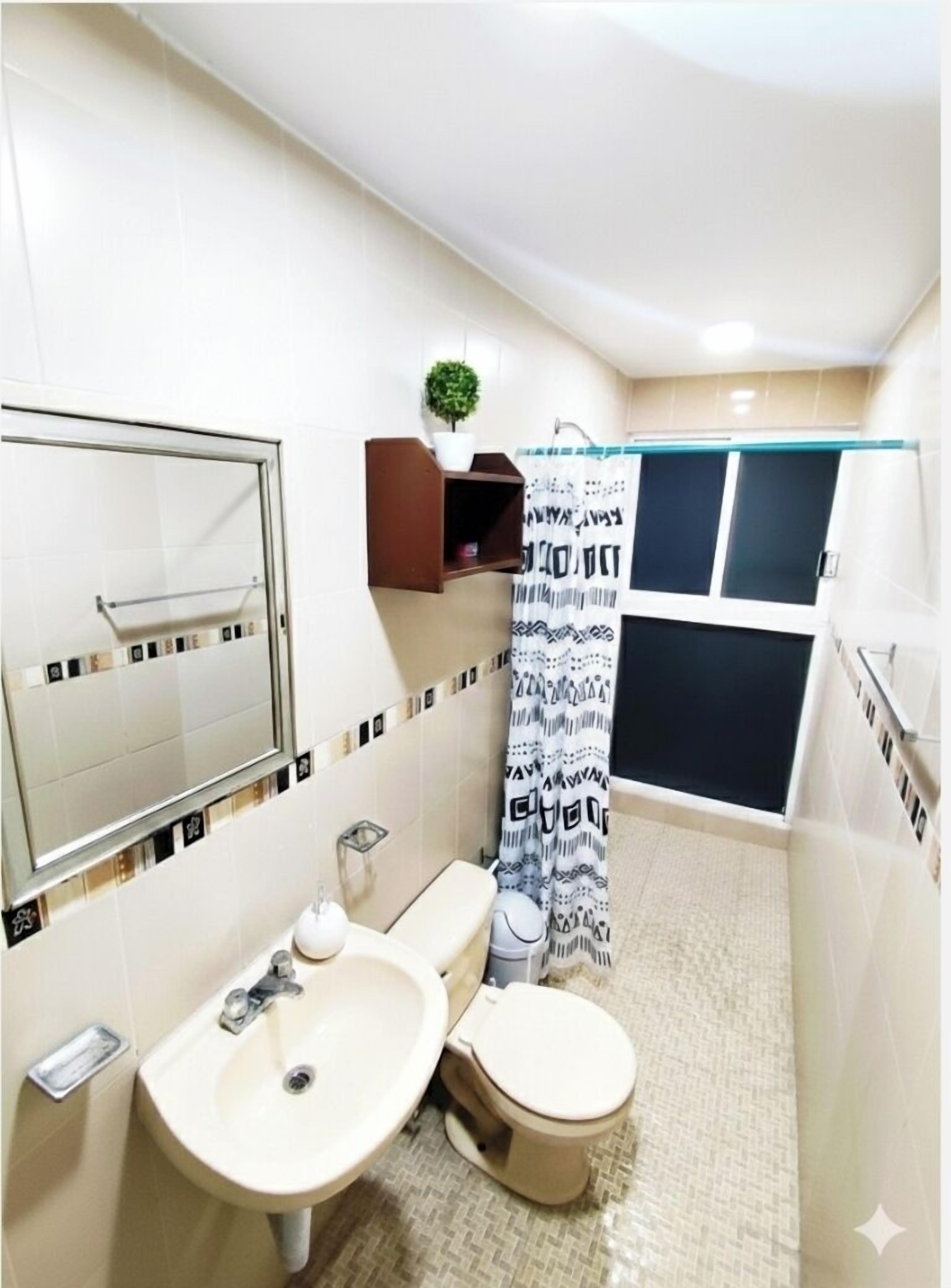 Suihku, hiustenkuivaaja, pyyhkeet, saippua