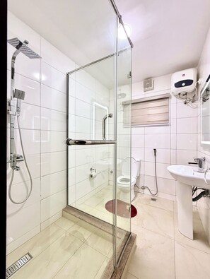 Junior kamer, balkon, uitzicht op de stad | Badkamer | Gratis toiletartikelen, een haardroger, handdoeken, zeep