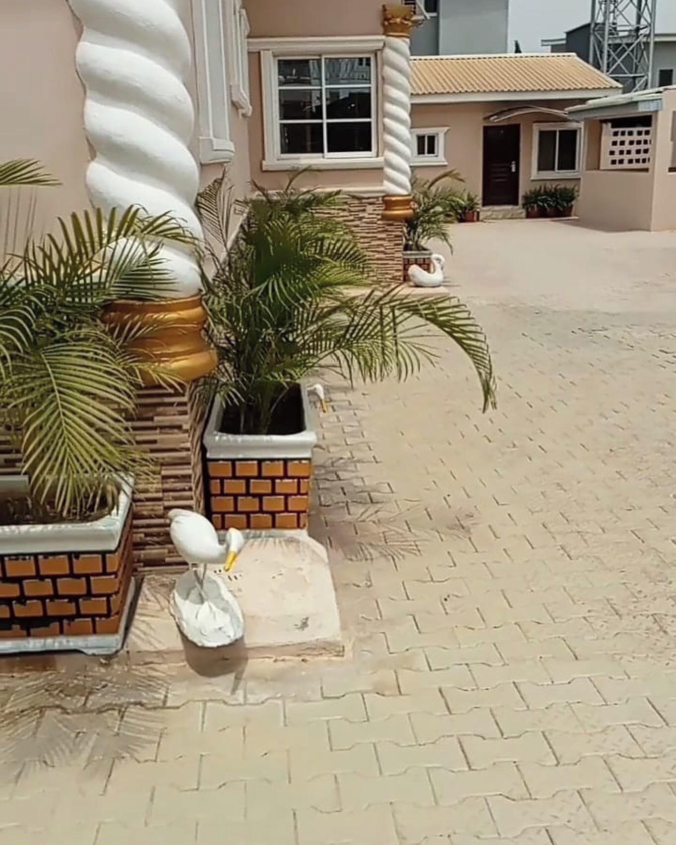 المنشأة من الخارج