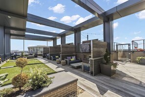 Property grounds - 2 Units | Arlington Getaway | Kitchen & Rooftop Pool | Ideal for Weekend Getaway (Arlington)