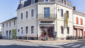 Front of property - Hotel Restaurant de Paris (Jaligny-sur-Besbre)