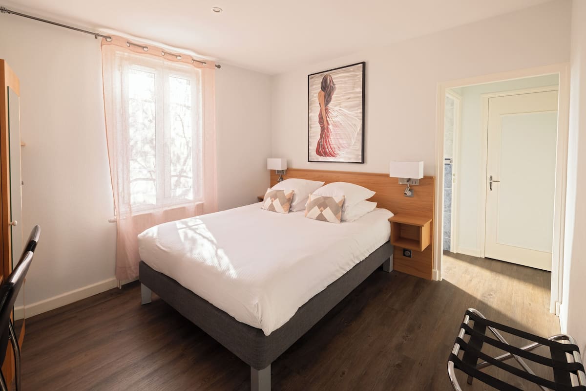 Doppelzimmer, Badewanne | Zimmersafe, schallisolierte Zimmer, Bügeleisen/Bügelbrett
