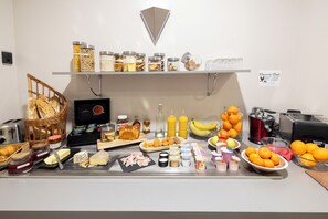 Petit déjeuner buffet servi tous les jours en supplément